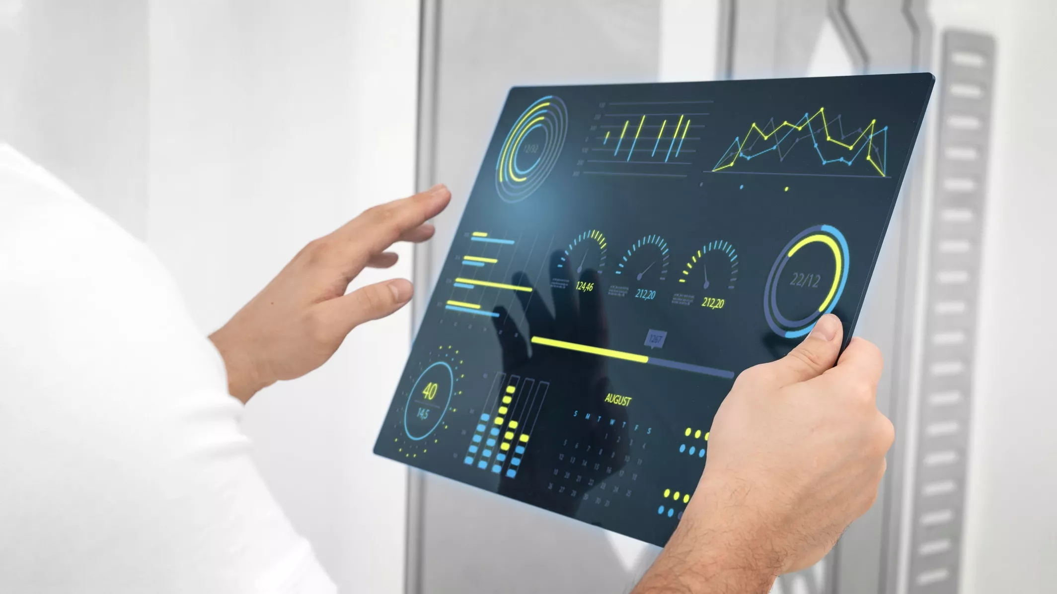 لقطة مقربة ليد تمسك شاشة رقمية شفافة تعرض بيانات طبية مستقبلية